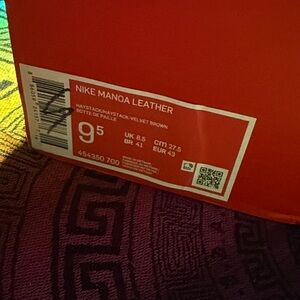 Nike Manoa Leather - Haystack / Velvet Brown Label on Orange Box